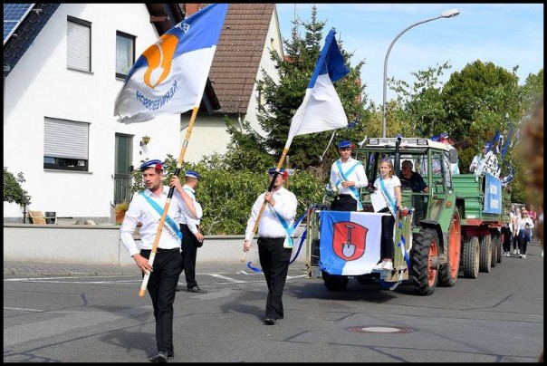 Kerweumzug durch Bauschheim